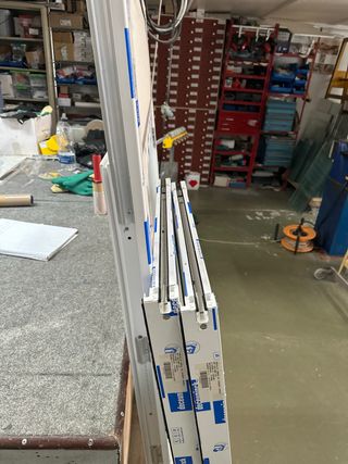 Ventana corredera con tapa de persiana en PVC