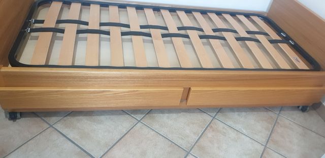 Letto singolo in legno con cassetti