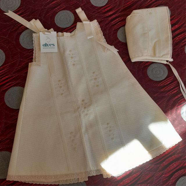 Vestido de bebé NUEVO sin estrenar. Incluye gorro.