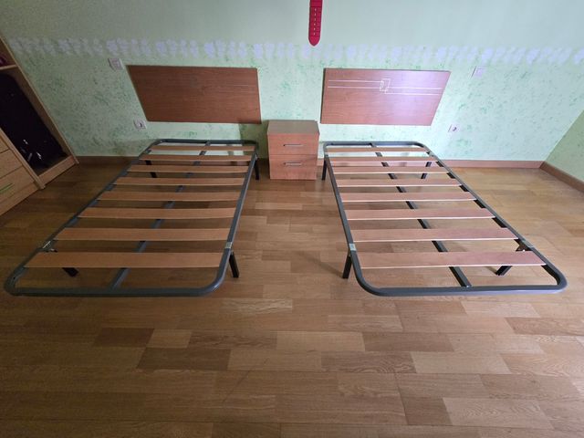 Somier, cabeceros y mesita