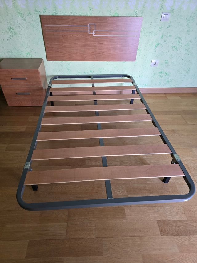 Somier, cabeceros y mesita