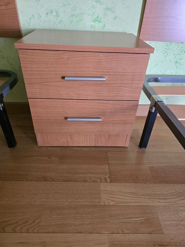 Somier, cabeceros y mesita