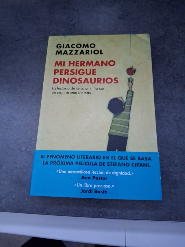 Mi hermano persigue dinosaurios