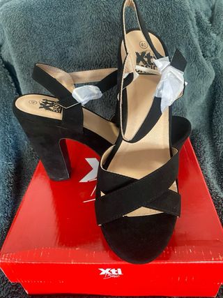 Sandalias tacón negro.  XTI