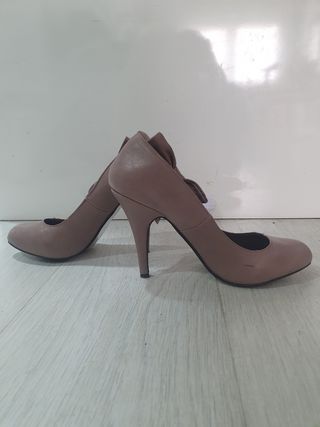 Zapatos de salón rosa lila
