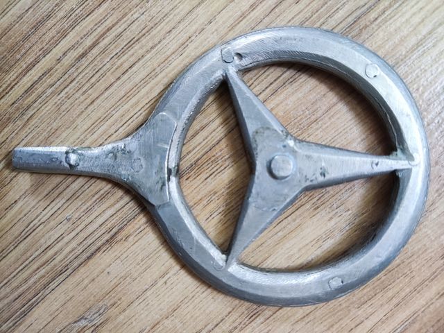 Insignia capot mercedes