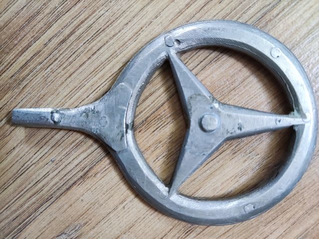 Insignia capot mercedes