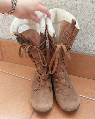 Botas altas, de Helly Hansen.