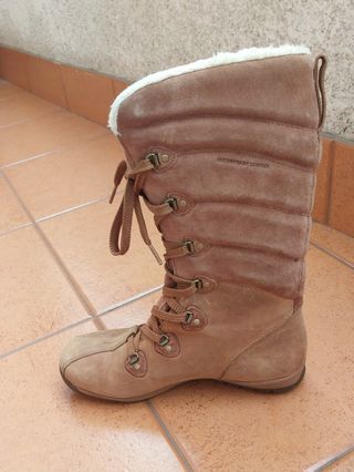 Botas altas, de Helly Hansen.