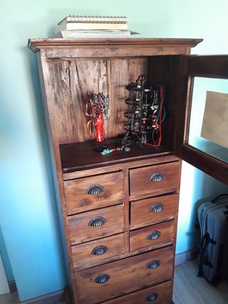 Mueble de madera rústico