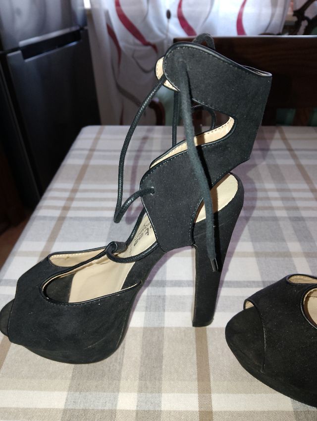 Scarpa aperta con lacci eleganti.