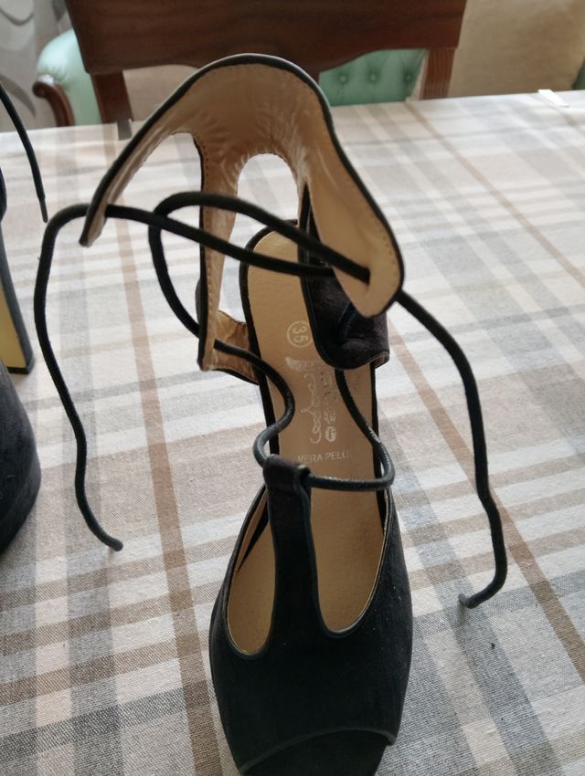 Scarpa aperta con lacci eleganti.