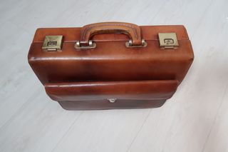 Maletin de médico piel.