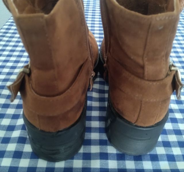 Botines con plataforma y hebilla