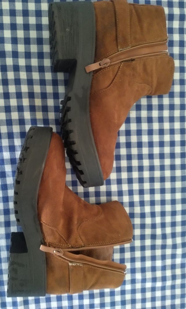 Botines con plataforma y hebilla