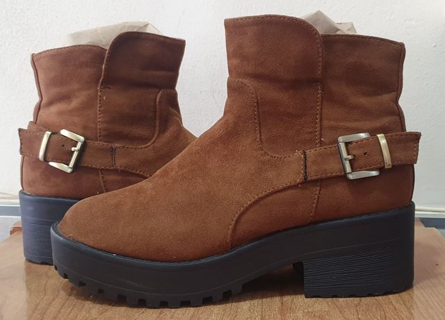 Botines con plataforma y hebilla