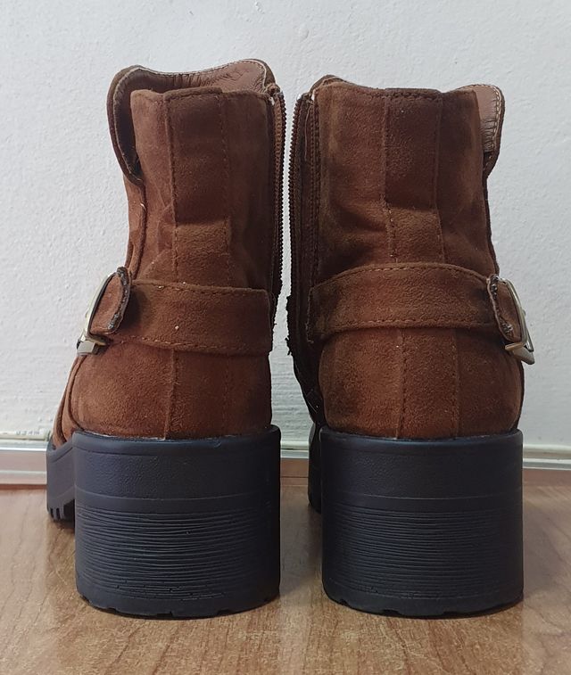 Botines con plataforma y hebilla