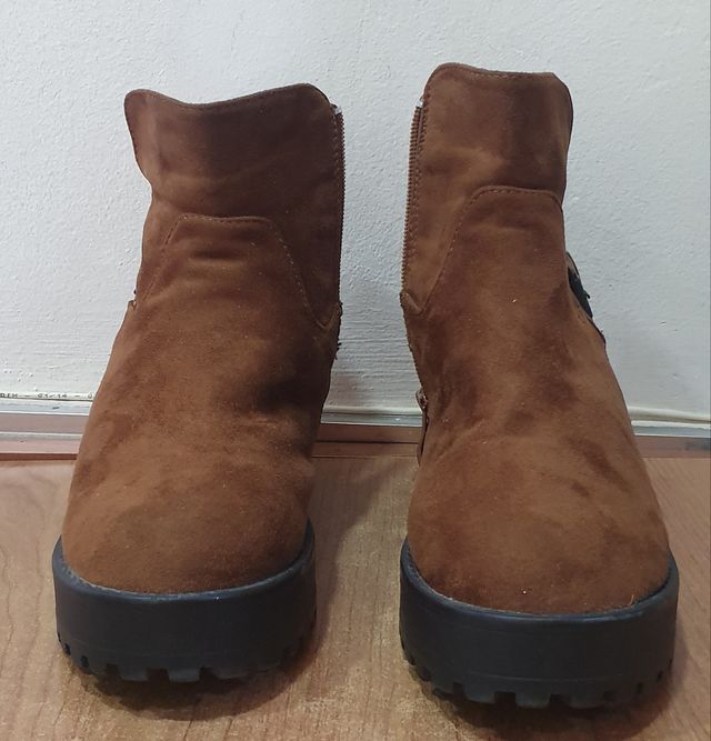 Botines con plataforma y hebilla