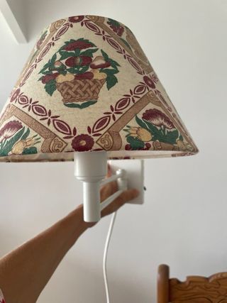 Mesa con sillas y apliques pared