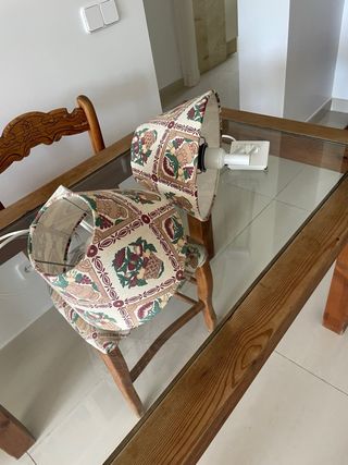 Mesa con sillas y apliques pared