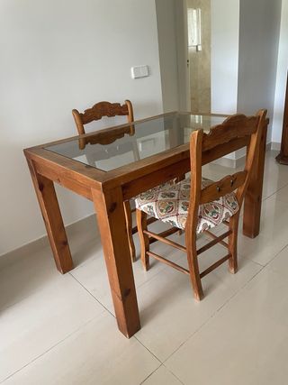 Mesa con sillas y apliques pared