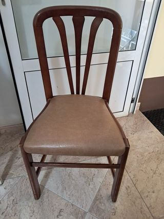 silla de madera con asiento acolchado