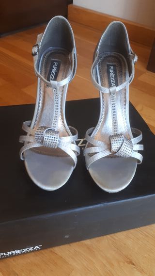 Sandalias de tacón gris plata