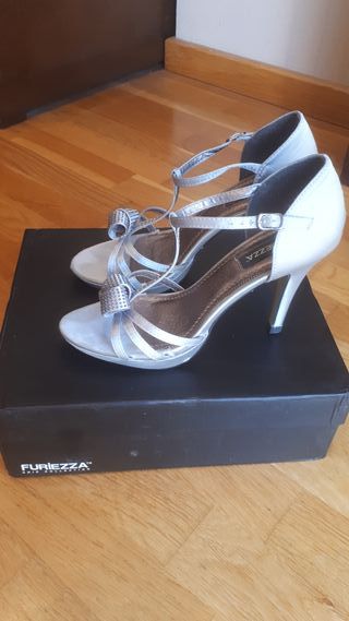 Sandalias de tacón gris plata