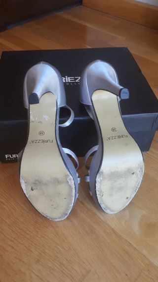 Sandalias de tacón gris plata