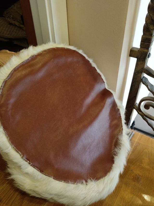 Cama de perro pequeño piel