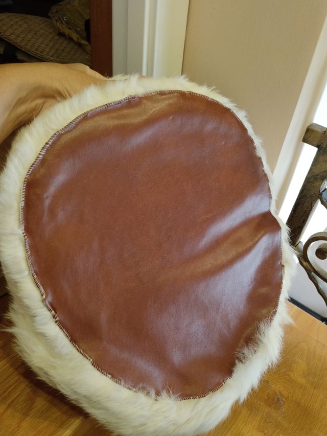 Cama de perro pequeño piel