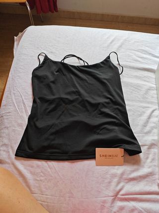 Camiseta negra espalda de tiras