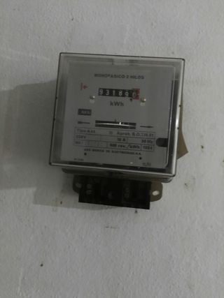 Contador de corriente antiguo.