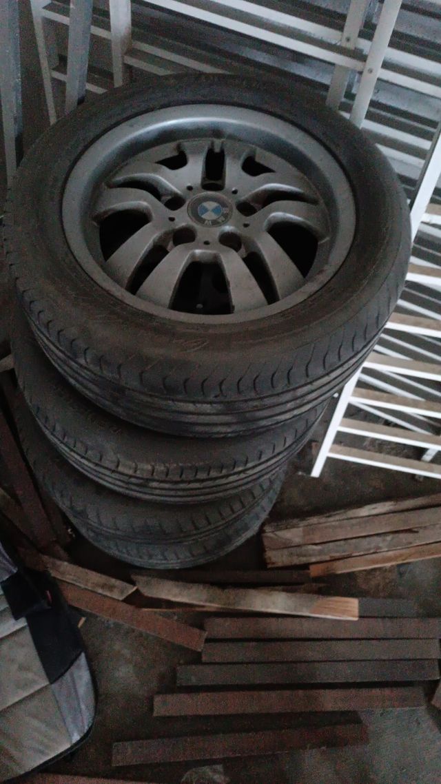 Bmw llantas y neumáticos  en muy buen estado