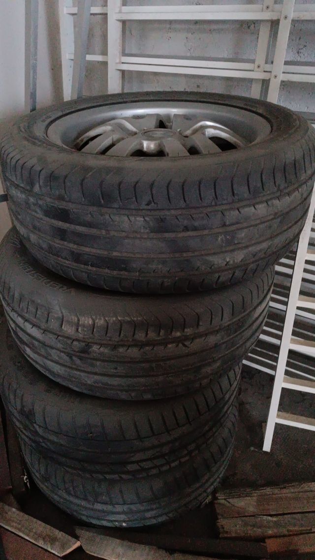 Bmw llantas y neumáticos  en muy buen estado