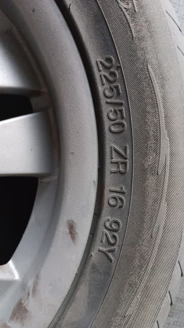 Bmw llantas y neumáticos  en muy buen estado