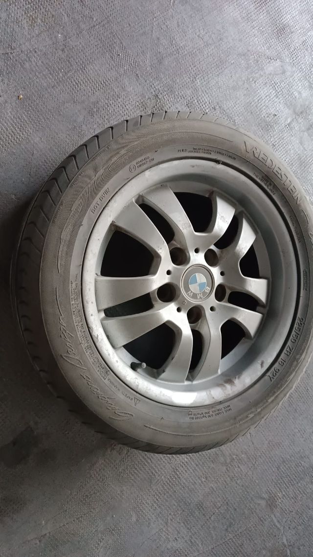 Bmw llantas y neumáticos  en muy buen estado
