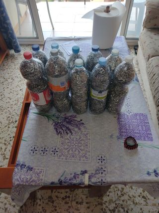 Botellas con chapa de latas