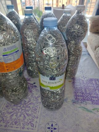 Botellas con chapa de latas