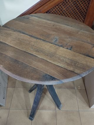 Mesa alta hecha de duelas de bota 