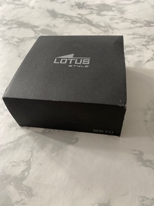 Caja LOTUS.