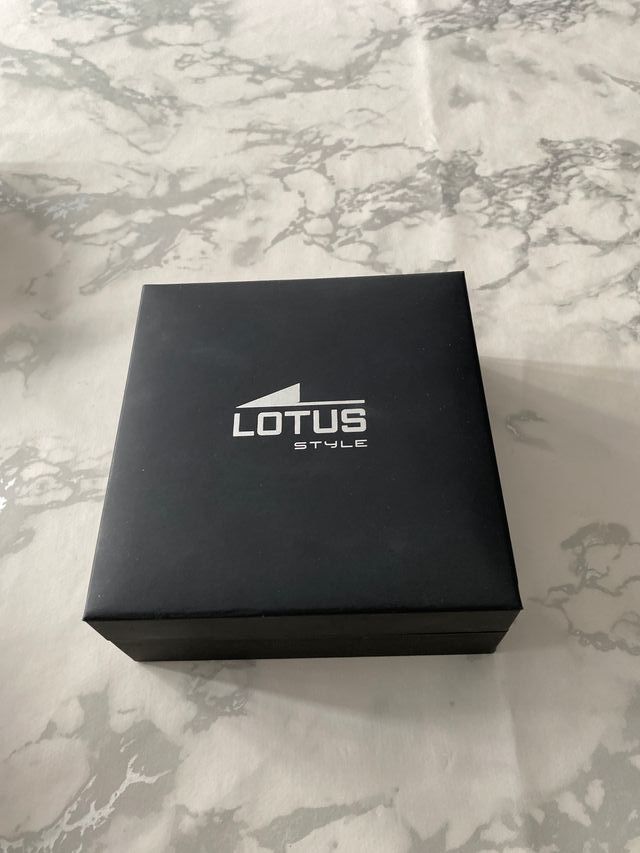 Caja LOTUS.