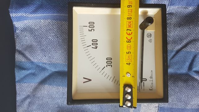 Scala dell'orologio 0-500 volt.