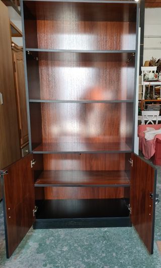 ESTANTERIA CON MUEBLE DE DOS PUERTAS