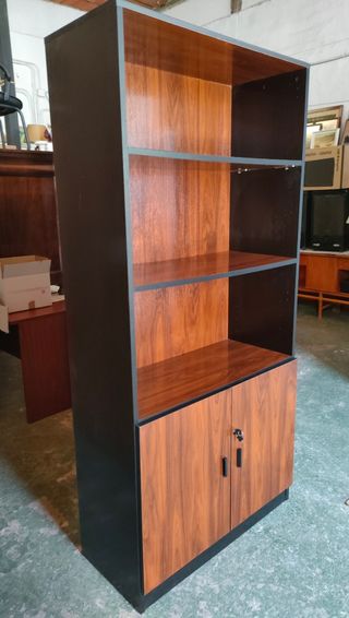 ESTANTERIA CON MUEBLE DE DOS PUERTAS