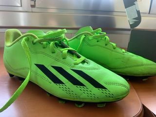 Botas futbol para cesped artificial.