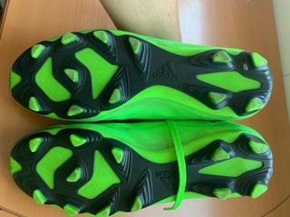 Botas futbol para cesped artificial.