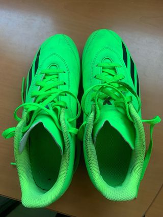 Botas futbol para cesped artificial.