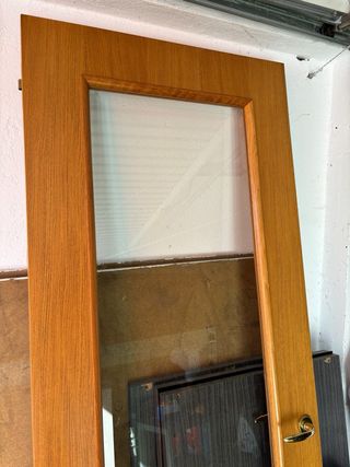 Puerta madera con cristal