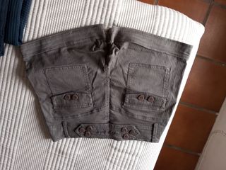 Pantalones cortos verdes de mujer Lola Espeleta. 